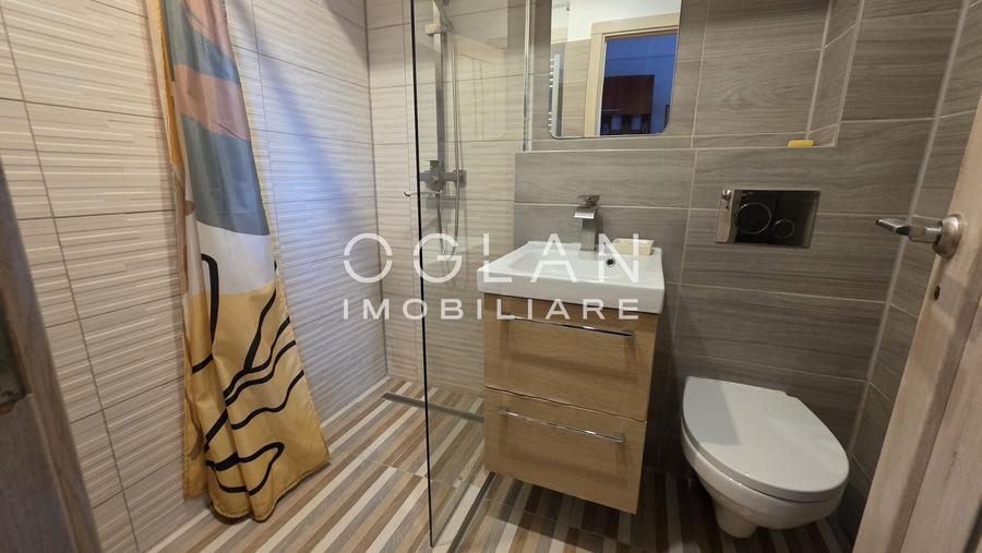 Apartament cu 3 camere semidecomandat, mobilat în Central