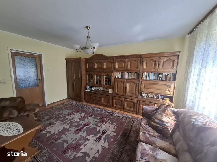 Apartament cu 4 camere semidecomandat în Săsar