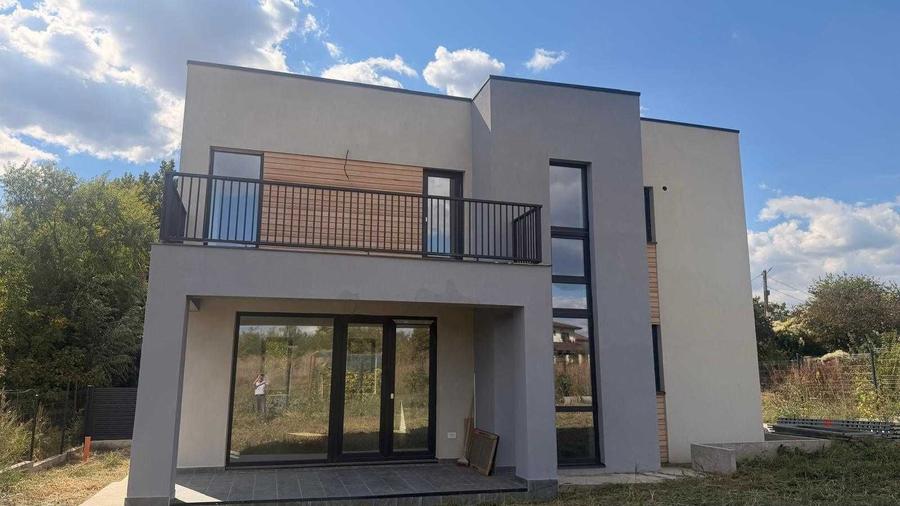 Casă cu 4 camere în Corbeanca