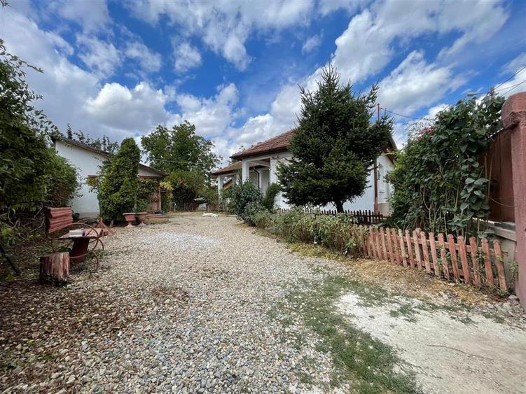 Casă cu 4 camere cu Teren 1439 Mp în Dealuri Oradea