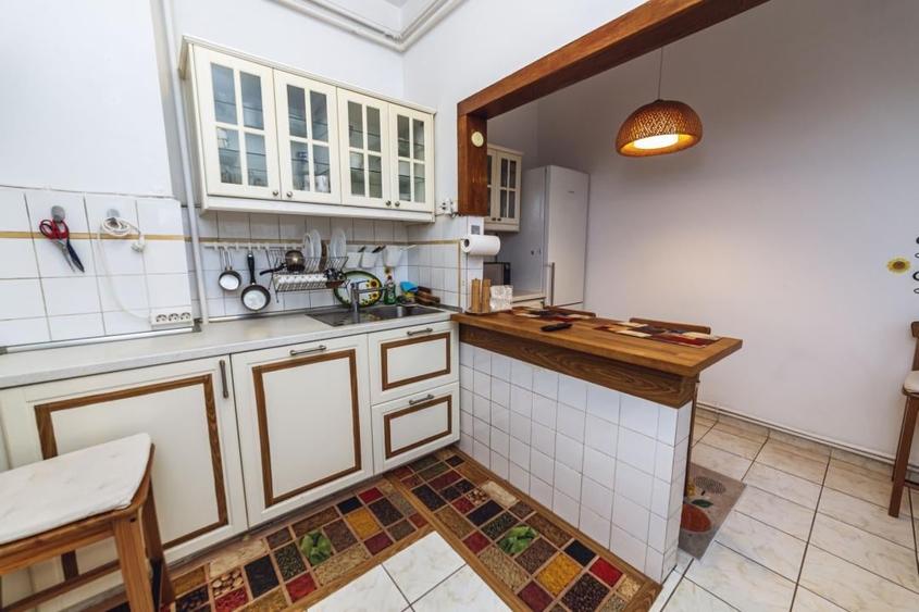 Apartament cu 4 camere decomandat, mobilat în Cișmigiu