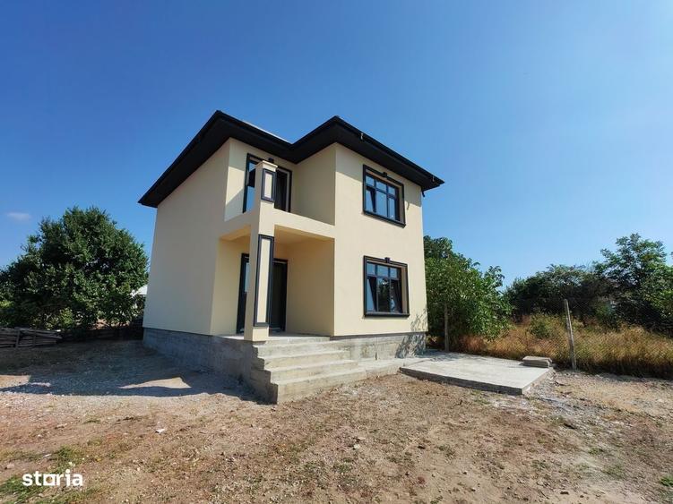 Casă cu 4 camere în Lumina