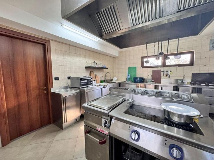 Casă individuală cu 12 camere cu Canalizare în Central