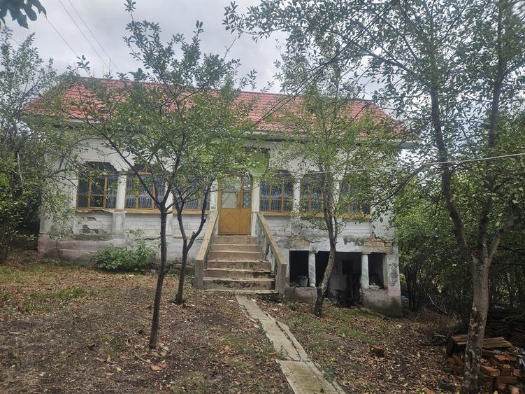Casă cu 4 camere în Podari