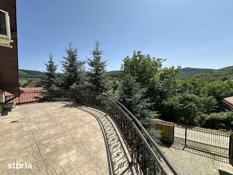 Casă cu 8 camere cu Teren 1110 Mp în Central