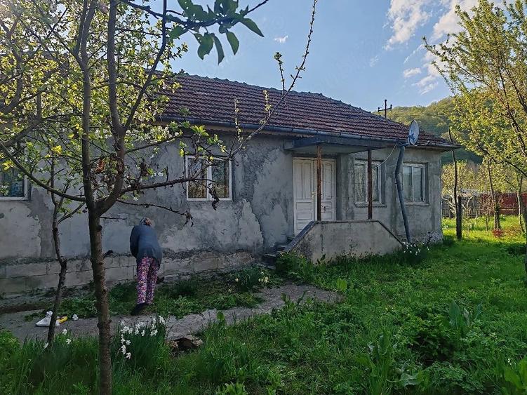 Casă cu Teren 5000 Mp în Unguriu