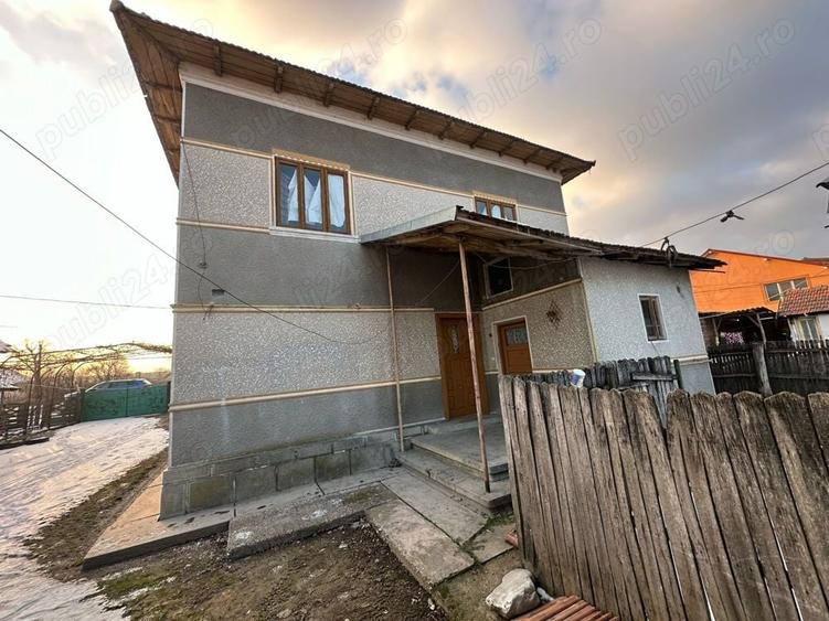 Casă cu 6 camere cu Teren 5800 Mp în Băbeni
