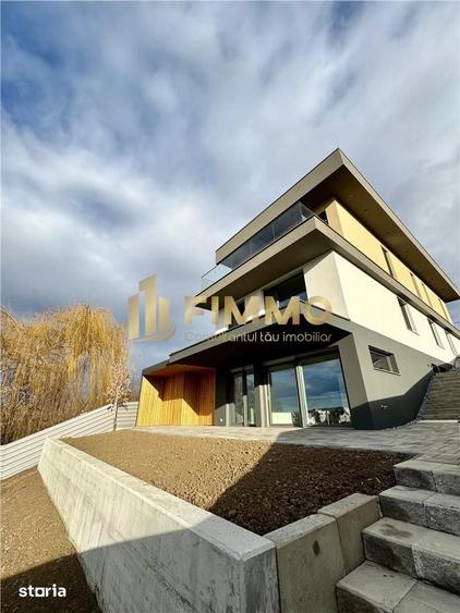 Casă cu 8 camere cu Teren 890 Mp în Central