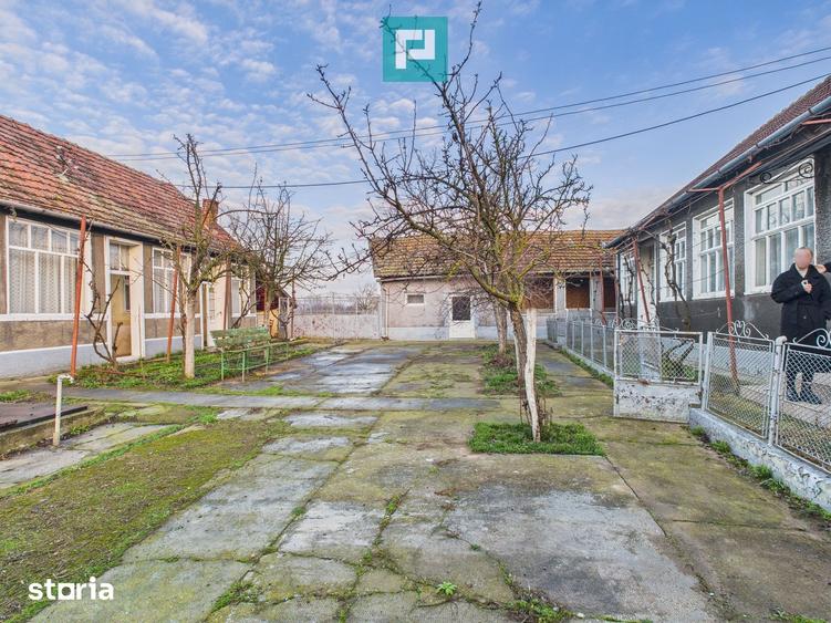 Casă cu 3 camere cu Teren 2800 Mp în Central