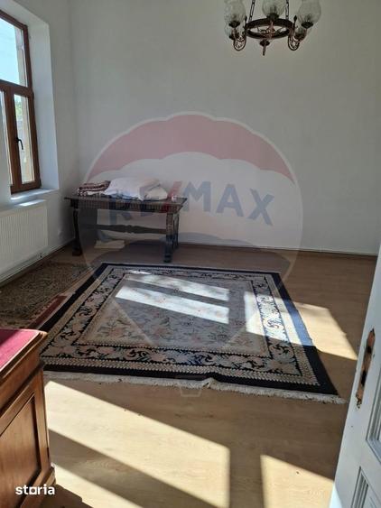 Casă cu 6 camere cu Teren 3300 Mp în Central