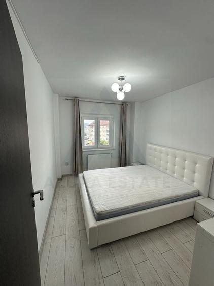 Apartament cu 4 camere decomandat, mobilat în Central