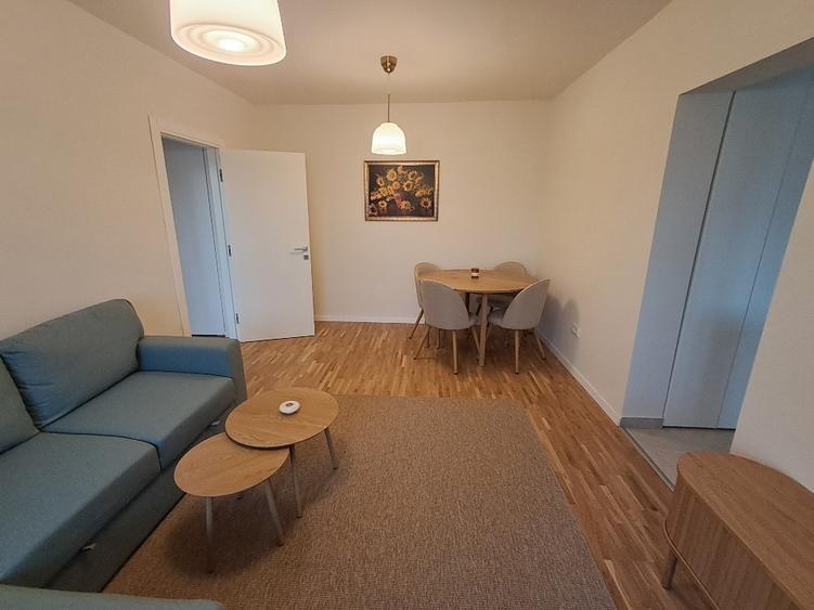 Apartament cu 4 camere semidecomandat, mobilat în Victoriei