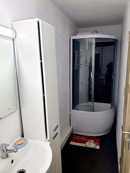 Casă individuală cu 18 camere cu Canalizare în Lipovei