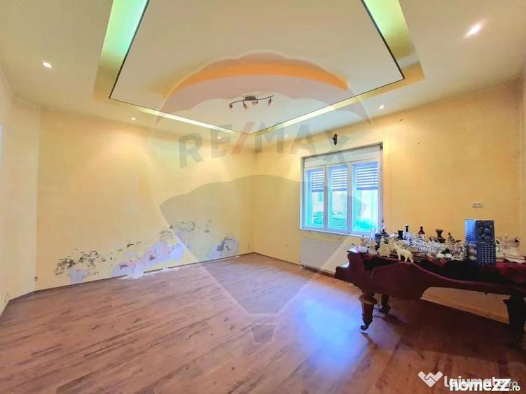 Apartament cu 3 camere semidecomandat în Central