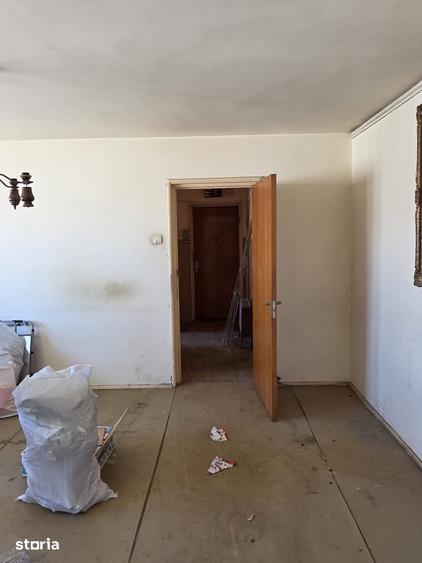 Apartament cu 3 camere semidecomandat în Titan
