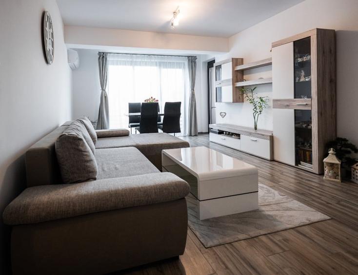 Apartament cu 3 camere decomandat, mobilat în Girocului