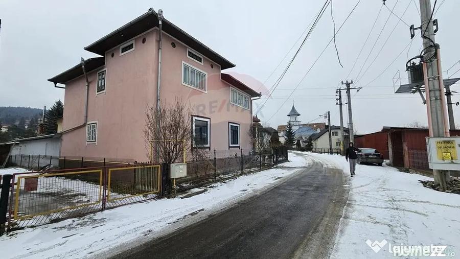 Casă cu 3 camere cu Teren 200 Mp în Central