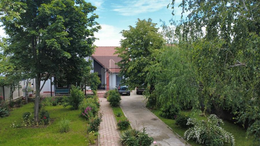 Casă individuală cu 6 camere cu Canalizare în Central