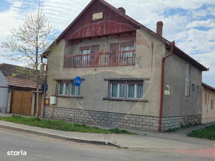 Casă cu 5 camere cu Teren 310 Mp în Central