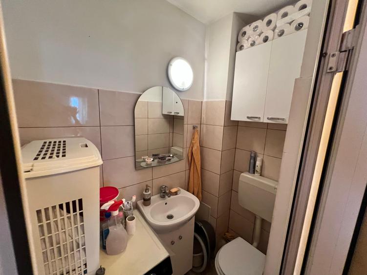 Apartament cu 3 camere decomandat în Far