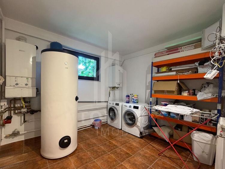 Casă individuală cu 8 camere cu Canalizare în Central