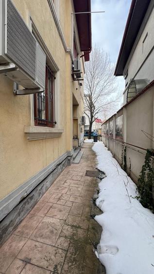 Casă individuală cu 10 camere cu Canalizare în Cotroceni