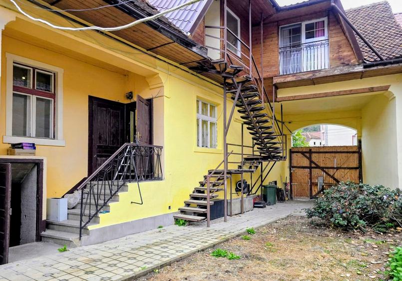 Casă individuală cu 6 camere cu Canalizare în Râșnov
