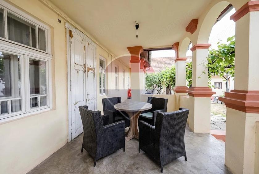 Casă cu Teren 1330 Mp în Central