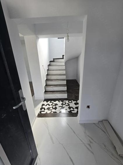 Casă cu 5 camere cu Teren 329 Mp în 1 Decembrie