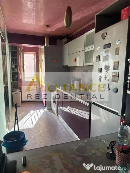 Apartament cu 3 camere decomandat în Berceni