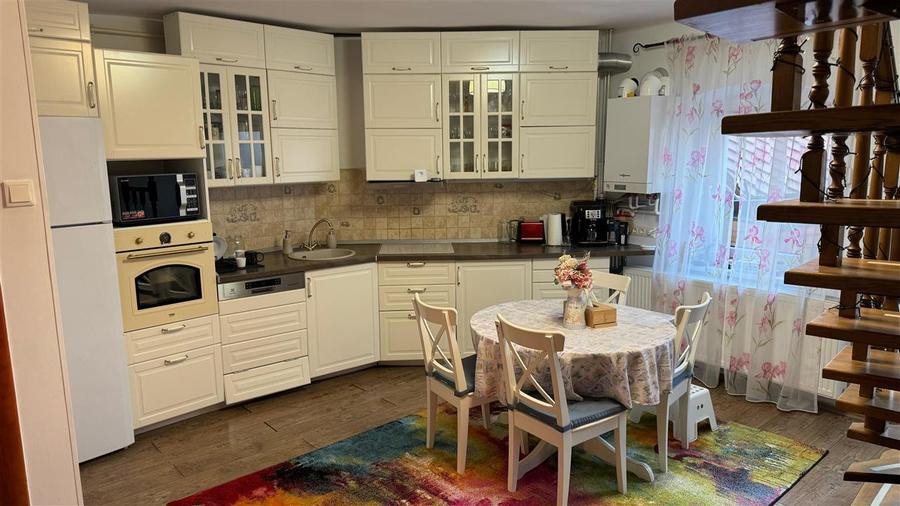 Penthouse cu 4 camere circular, mobilat în Schei