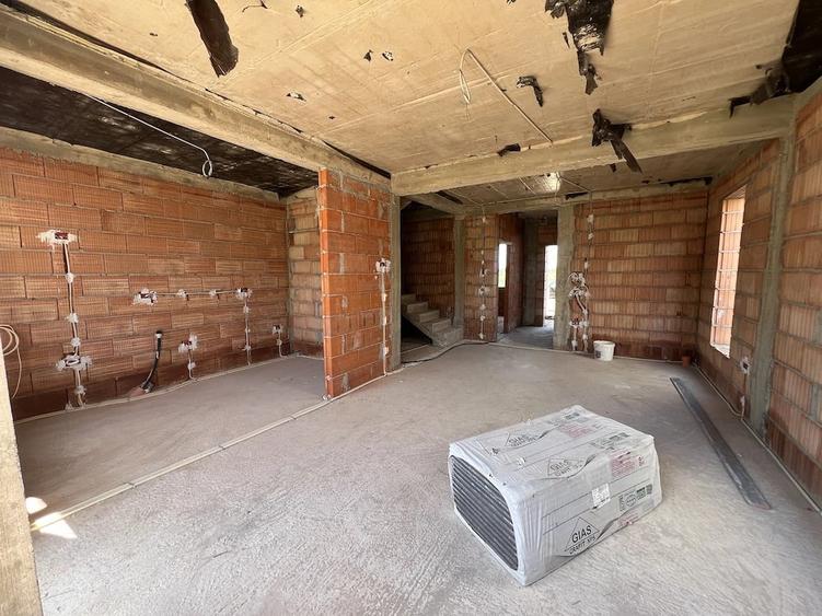 Casă cu 5 camere cu Teren 300 Mp în Ghiroda