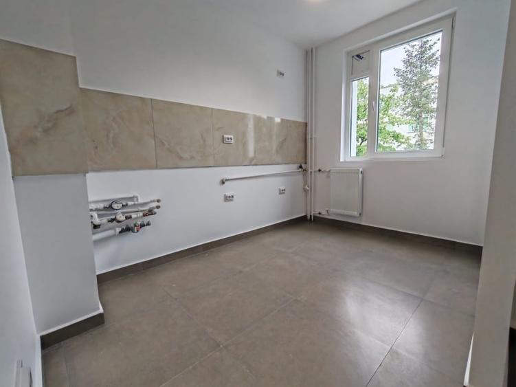 Apartament cu 3 camere semidecomandat în Titan