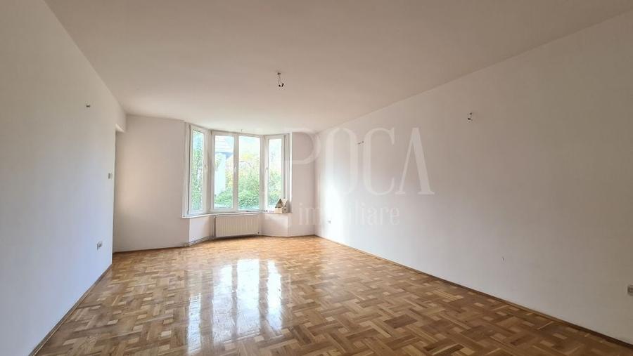 Casă individuală cu 15 camere cu Canalizare în Zorilor