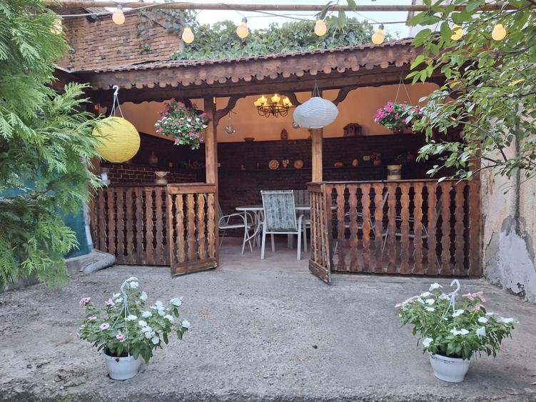 Casă cu 4 camere cu Teren 2360 Mp în Central