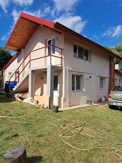 Casă cu 4 camere în Mihăești