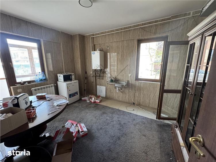 Apartament cu 4 camere decomandat în Est