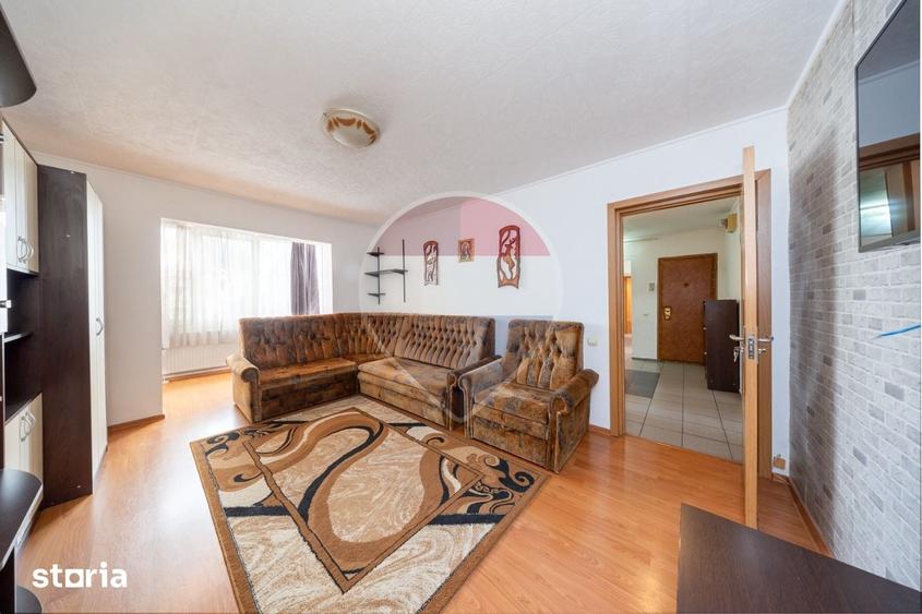 Apartament cu 3 camere decomandat în Tractorul