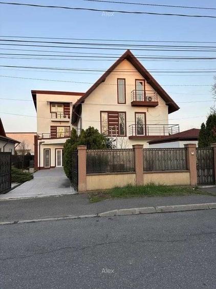 Casă cu 4 camere cu Teren 400 Mp în Central