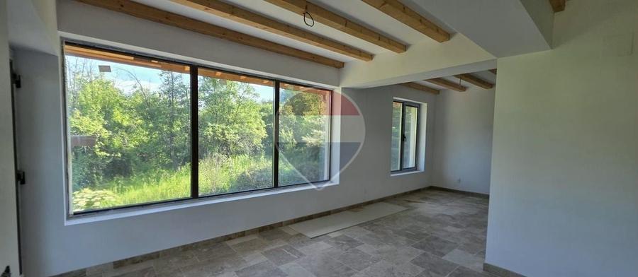 Casă individuală cu 5 camere cu Teren 3400 Mp în Valea Voievozilor