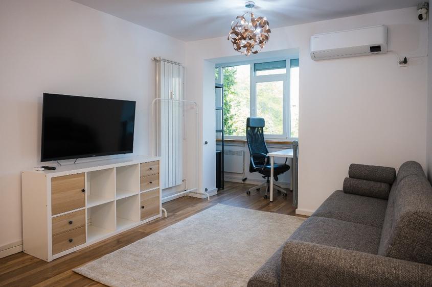 Apartament cu 3 camere semidecomandat, mobilat în Titan
