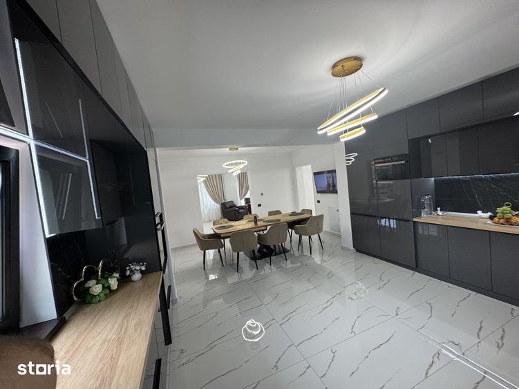Casă cu 5 camere cu Teren 1213 Mp în Ostroveni