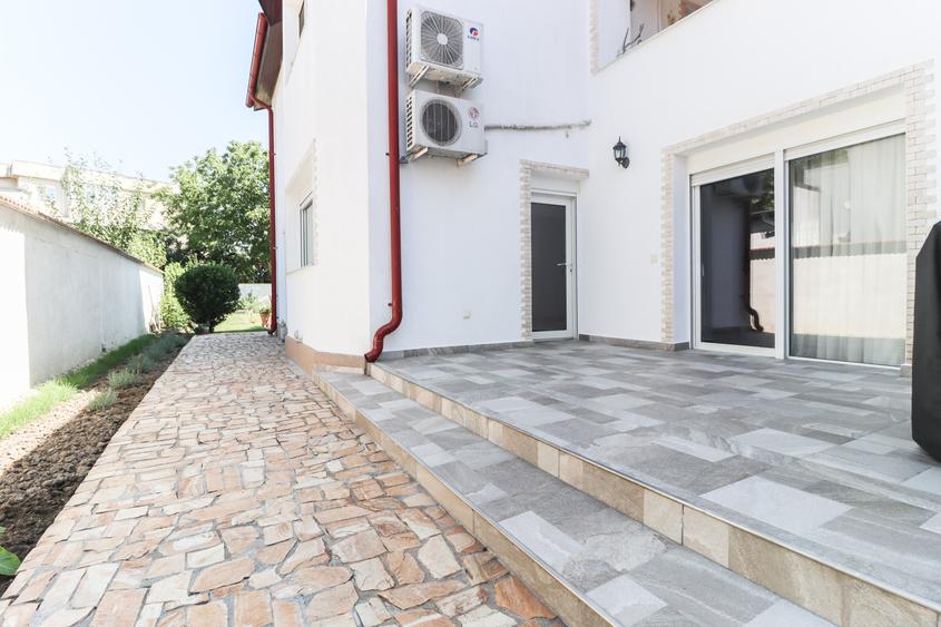 Duplex cu 4 camere cu Canalizare în 1 Decembrie