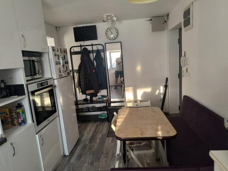 Apartament cu 3 camere semidecomandat, mobilat în Drumul Taberei