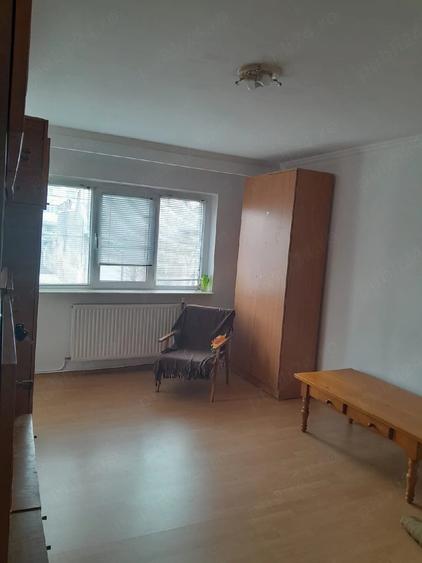 Apartament cu 3 camere nedecomandat în Calea București