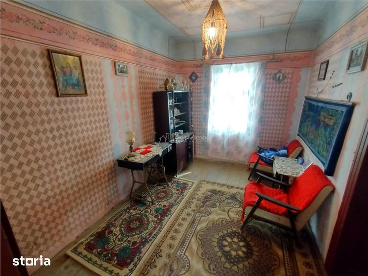 Casă cu 7 camere cu Teren 546 Mp în Socol
