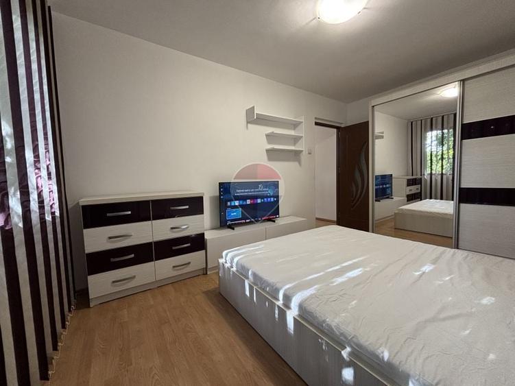 Apartament cu 3 camere semidecomandat, mobilat în Apusului