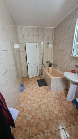 Casă individuală cu 5 camere cu Garaj în Cetate