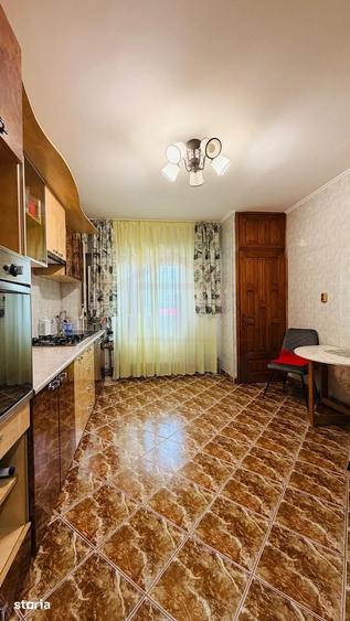 Apartament cu 4 camere decomandat în Piața Centrală