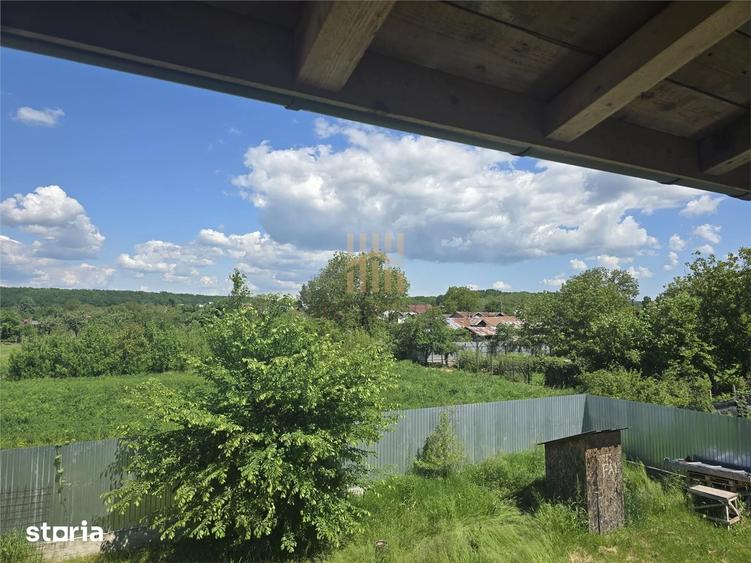 Casă cu 5 camere cu Teren 800 Mp în Plopu